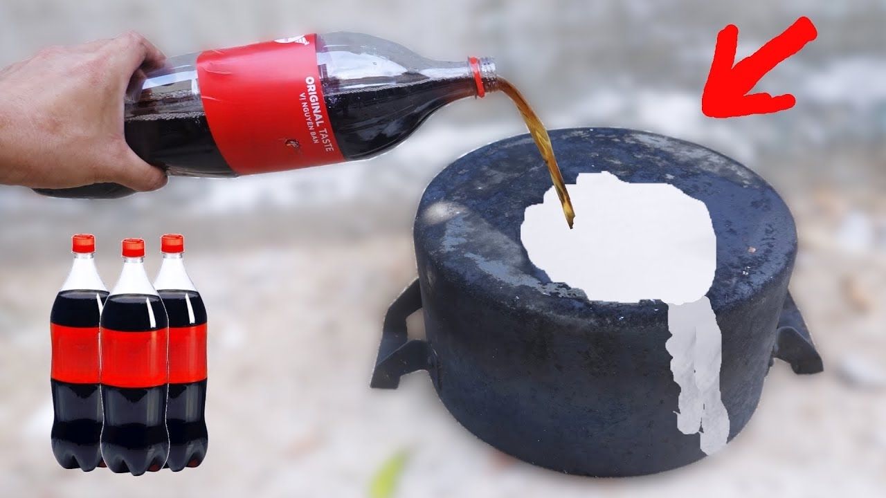 Làm Sạch Bên Ngoài Xoong Nồi Bằng Cách Sử Dụng Coca Cola 