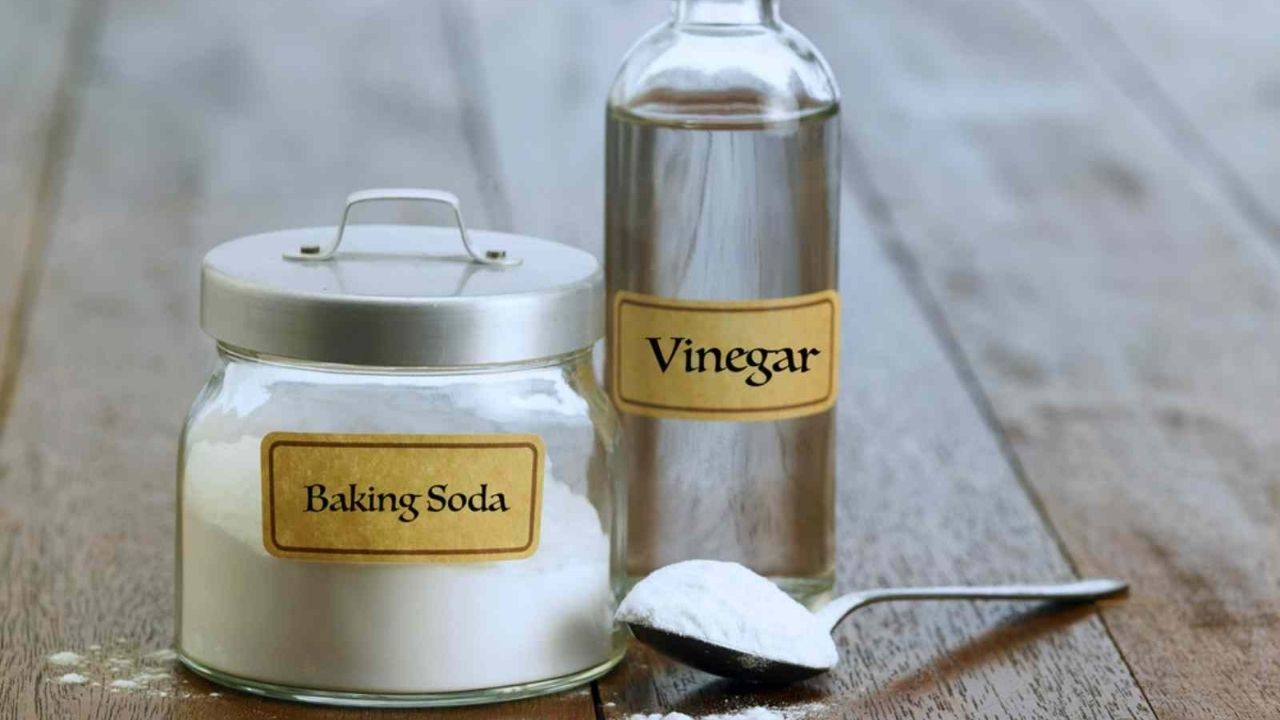 Làm Sạch Bên Ngoài Xoong Nồi Bằng Giấm Gạo Lên Men Và Baking Soda