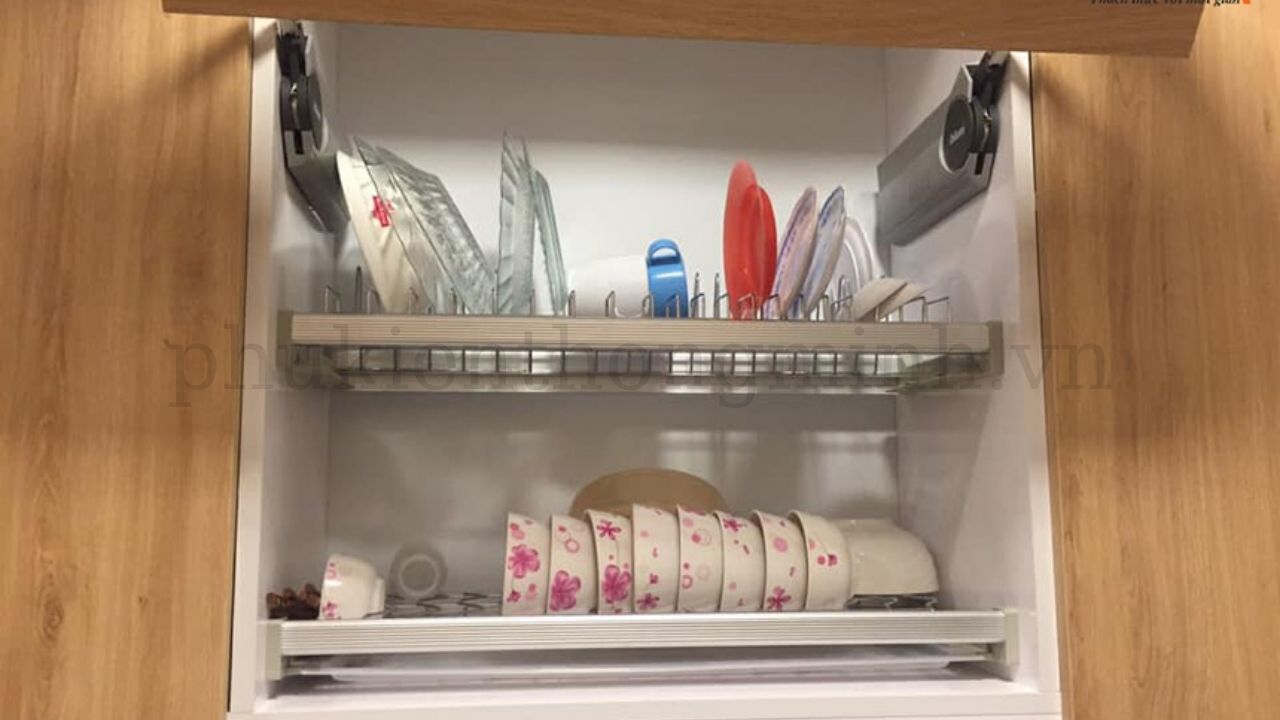 Giá bát có kích thước chuẩn khi lắp vừa khít khoang tủ sẽ giúp tủ bếp gọn gàng, hài hòa