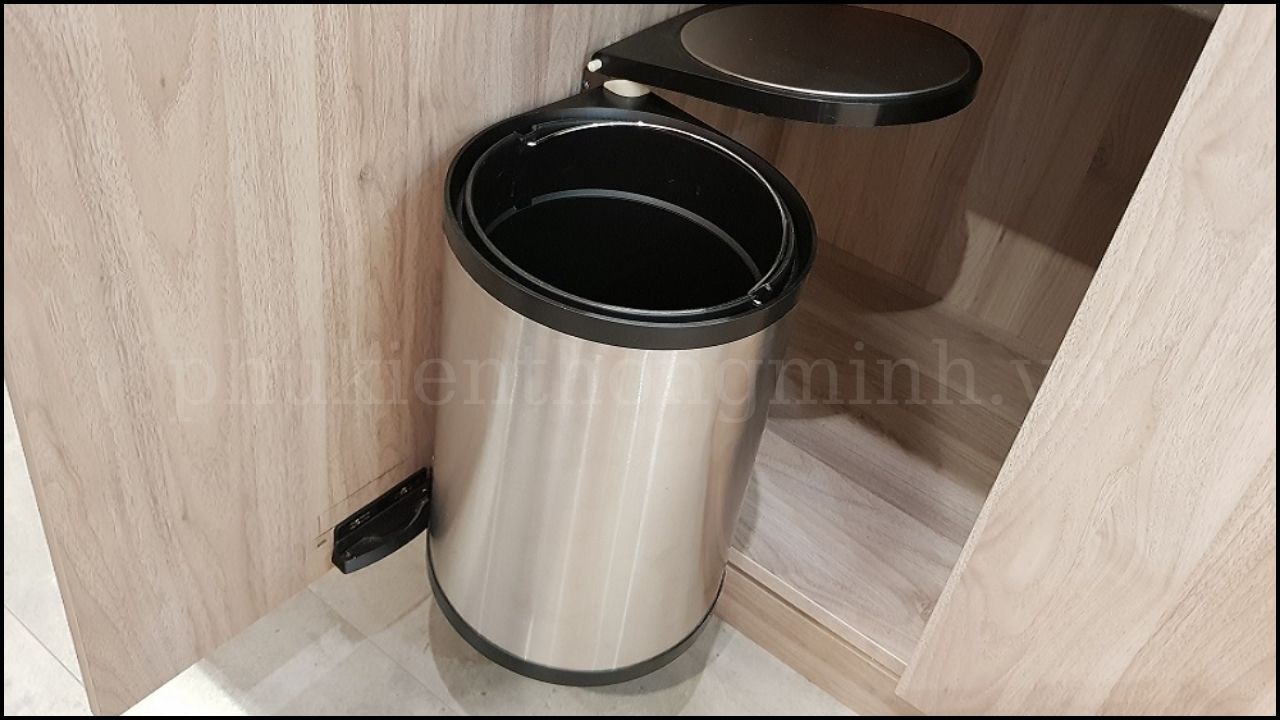 Ai Nên Sử Dụng Thùng Rác Treo Cánh Tủ Bếp